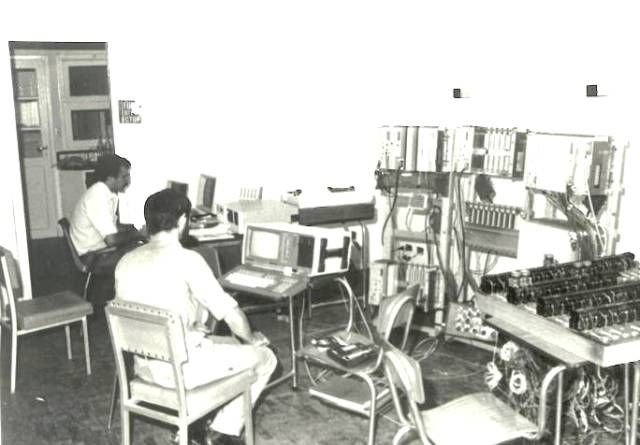 Oficina técnica en 1980: dos técnicos programando el control de ocho molinos de bolas en red SIMATIC L1